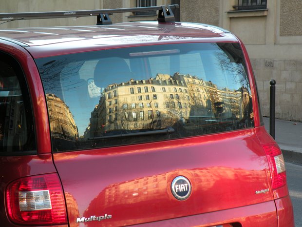  reflets de la ville dans fiat Multipla